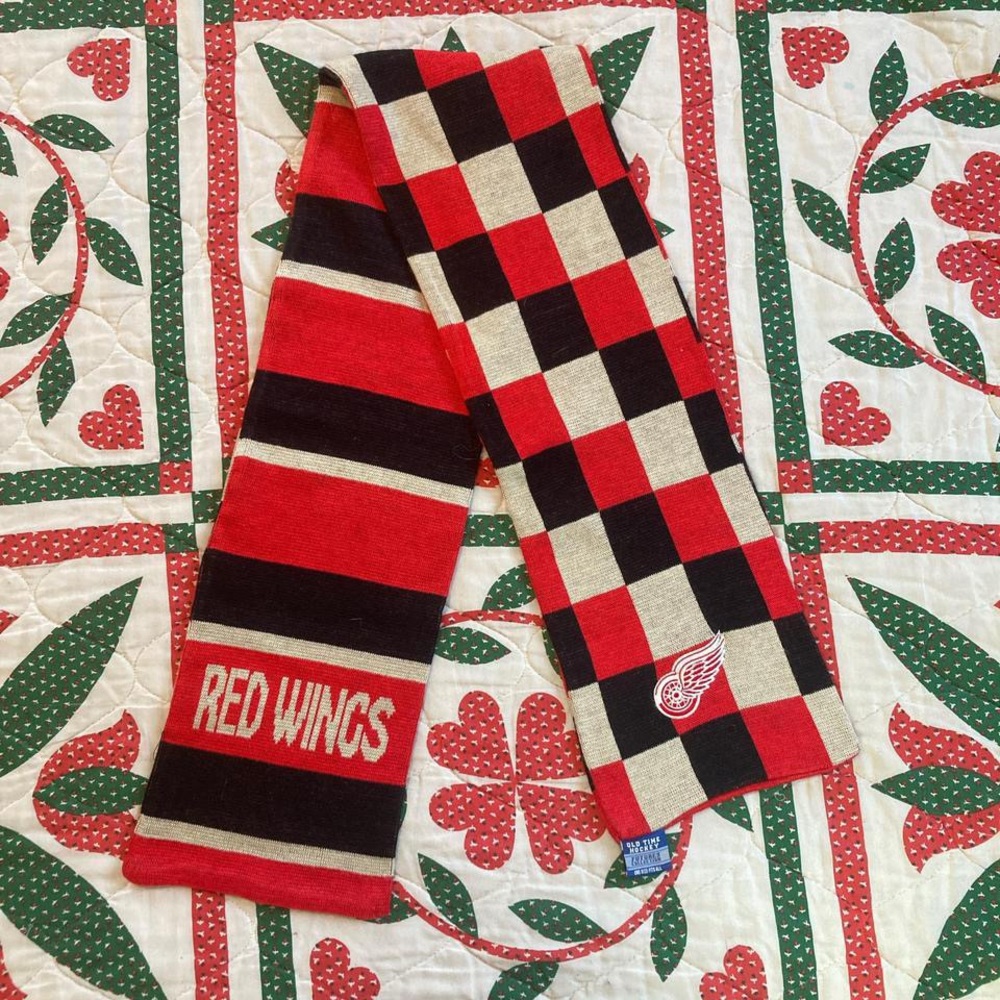 Red wings Scarf